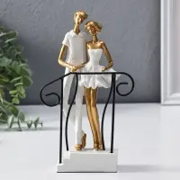 Сувенир полистоун "Парочка стоит на лестнице с перилами" бело-золотой 4,4х12,5х21 см