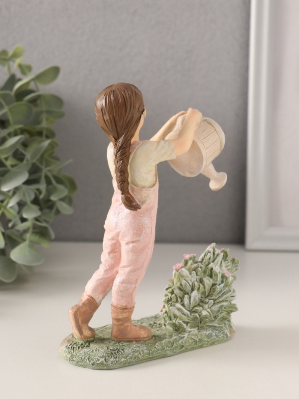 Сувенир полистоун "Малышка в комбинезоне, поливает из лейки цветы" 11,5х5х15 см