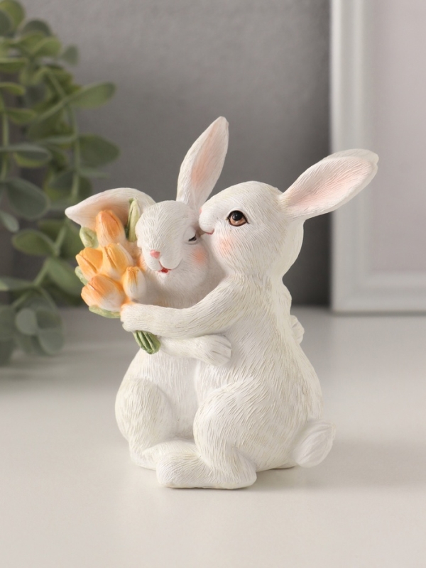 Сувенир полистоун "Парочка зайчиков с тюльпанами. Объятия" 11х5,5х11,5 см
