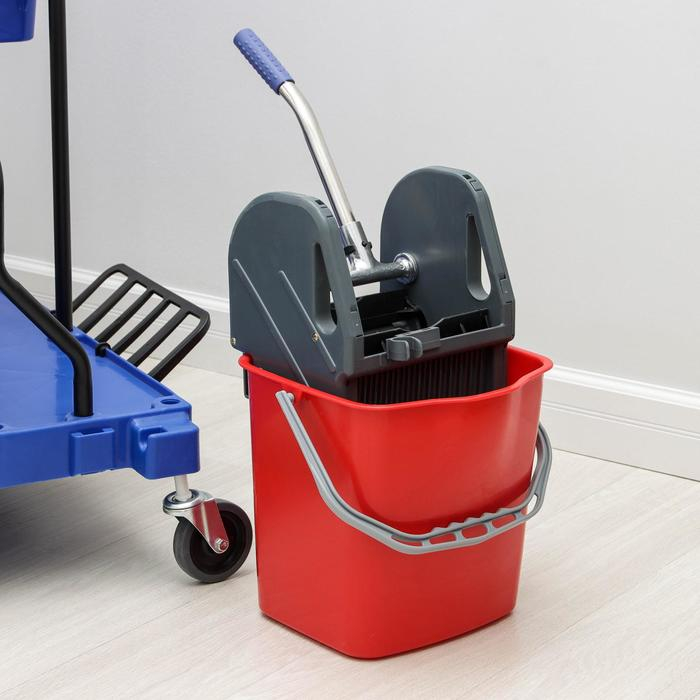 Многофункциональная тележка с вёдрами, отжимом и лотками Многофункциональная тележка с вёдрами, отжимом и лотками