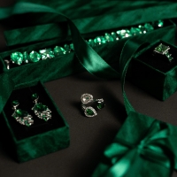 Кольцо &laquo;Драгоценность&raquo; капля трио, цвет бело-изумрудный в серебре, безразмерное