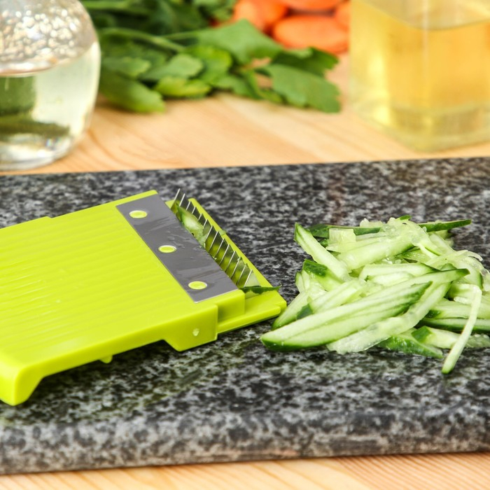 Овощерезка - шинковка со сменными насадками и контейнером Доляна, 6 насадок, 14&times;12,5&times;38,1 см, цвет белый, зелёный