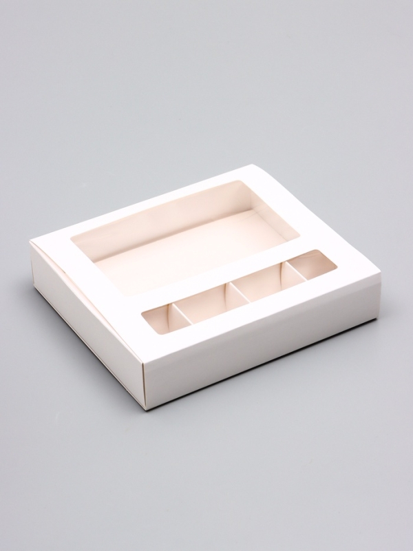 Коробка для 4 конфеты и шоколадку, 17,7 х 15,7 х 3,85 см. Кондитерская упаковка