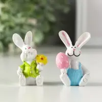 Сувенир полистоун "Белый зайка с яйцом/букетом" МИКС 2,2х3х4,2 см