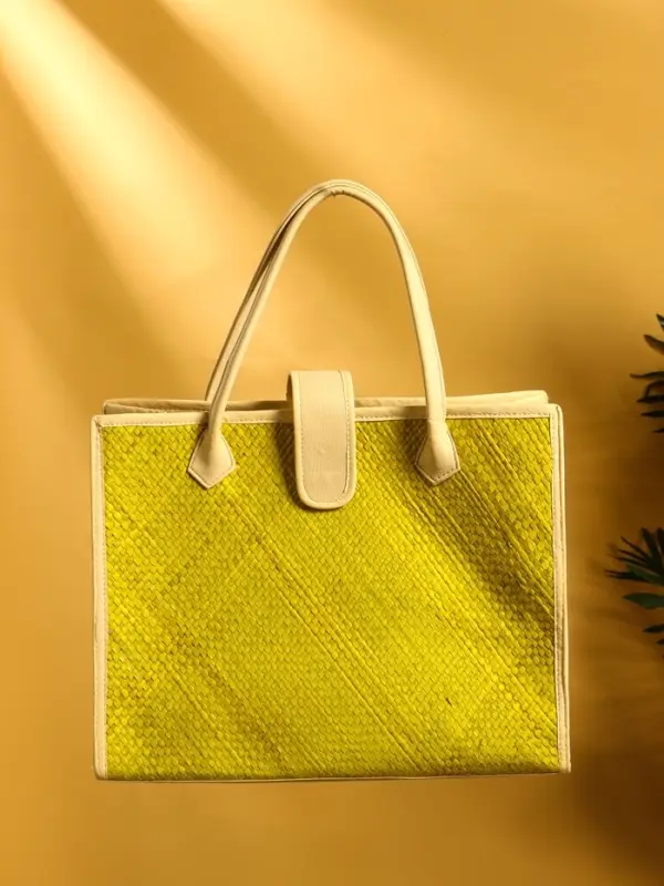 Сумка плетёная на застёжке из пандана 41х16х50 см, жёлто-белый