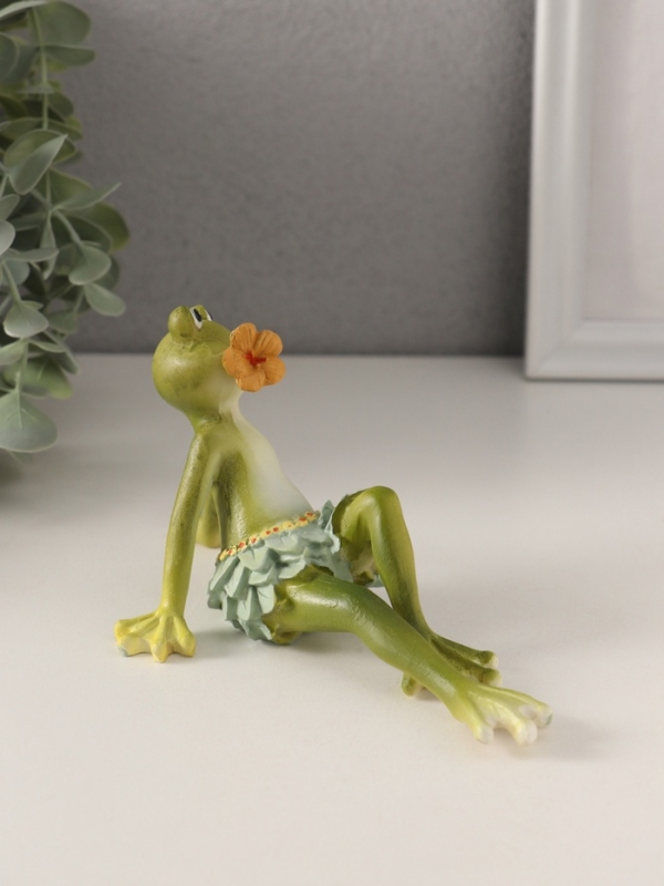 Сувенир полистоун "Лягушонок в набедренной повязке из листьев, с цветком во рту" 15х9,5х8 см   10583