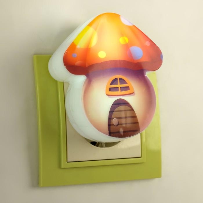 Ночник пластик от сети Ночник пластик от сети "Домик-грибок" МИКС 8х7х2,5 см RISALUX