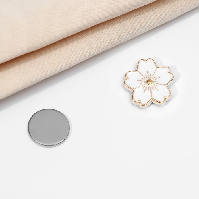 Магнит для платка &laquo;Цветочек&raquo;, цвет белый в золоте