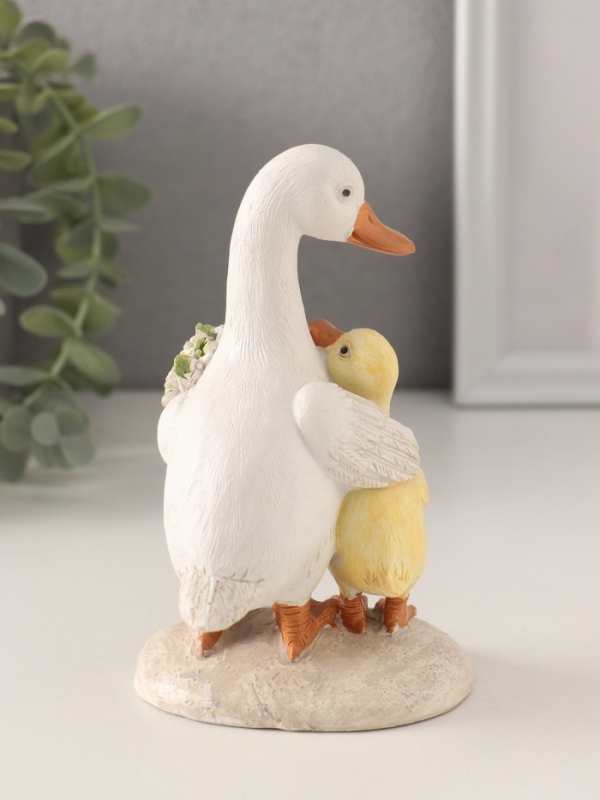 Сувенир полистоун "Утка с утёнком с букетами цветов" 8х8х13 см