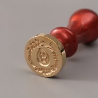 Печать для сургуча с пластиковой ручкой "Венок с буквой O" 2,5х2,5х6,3 см