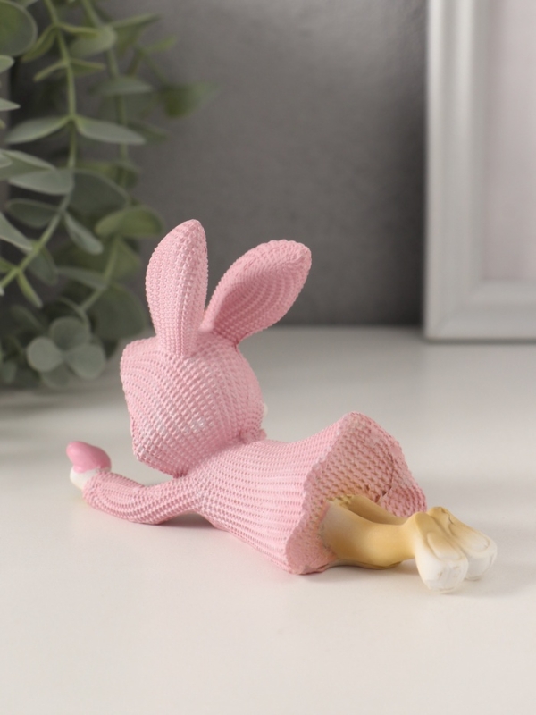 Сувенир полистоун "Зайка в вязаном розовом платьице, смотрит на сердечко" 12,5х5,5х8 см