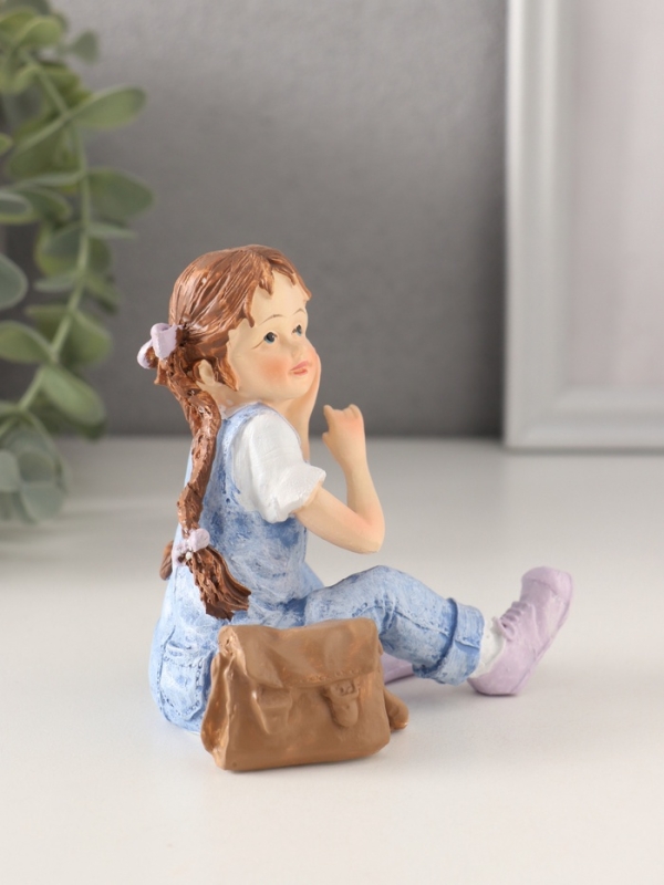Сувенир полистоун "Малышка в джинсовом комбинезоне с сумкой-портфелем" 11х6,5х12 см