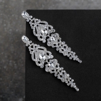 Серьги висячие со стразами &laquo;Ажур&raquo; лёд, цвет белый в серебре, 8,3 см