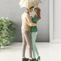 Сувенир полистоун "Влюблённые в вязанных джемперах, под зонтом" 8,5х9,5х25,5 см
