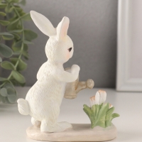 Сувенир полистоун "Зайка поливает тюльпаны из лейки" 10х5,5х12,5 см