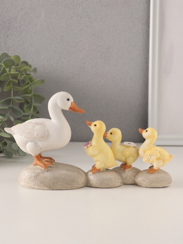 Сувенир полистоун "Уточка с утятами на камешках" 21х6,5х11 см