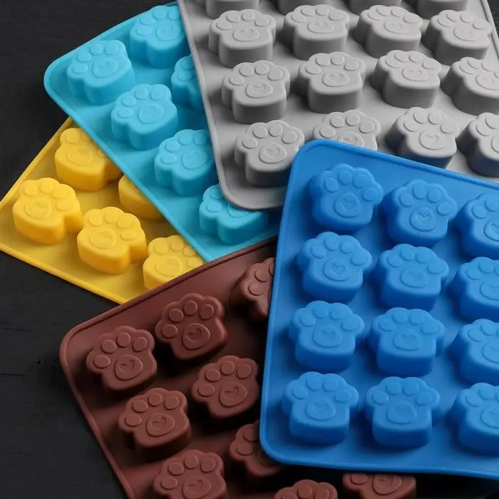 Форма для конфет и шоколада Доляна &laquo;Лапки&raquo;, силикон, 16&times;15,5 см, 16 ячеек (3&times;2,7&times;0,5 см), цвет МИКС