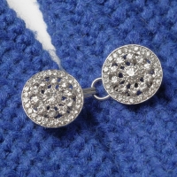 Зажим для кардигана &laquo;Карусель&raquo;, цвет белый в серебре