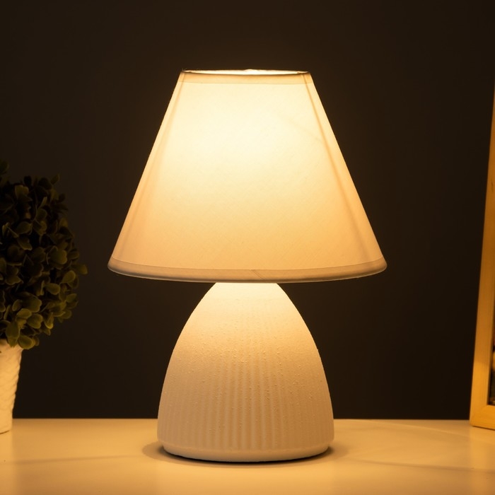 Настольная лампа "Даника" Е14 40Вт белый 20х20х28 см RISALUX