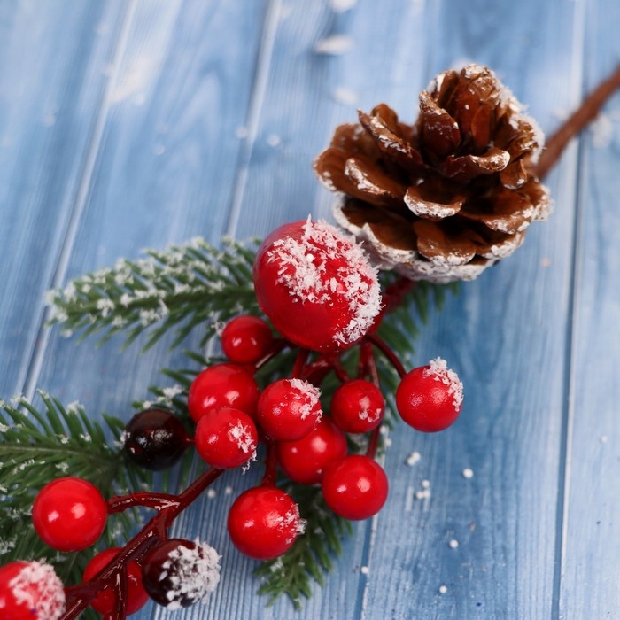 Декор "Зимние грезы" ягоды шишка еловые веточки, 26 см