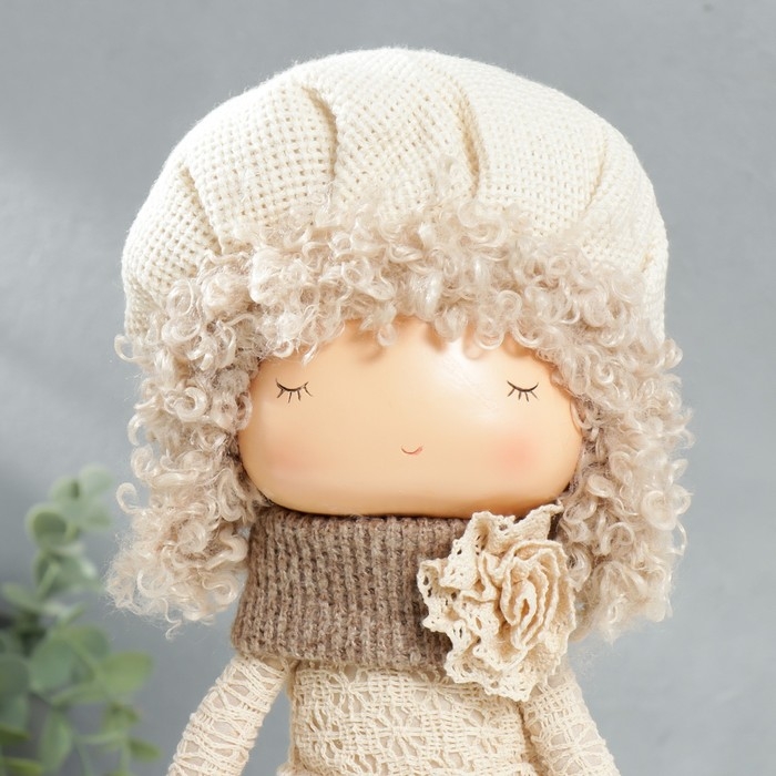 Кукла интерьерная Кукла интерьерная "Малышка в берете, в бежевом наряде, с цветком" 36,5х13х17 см