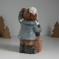 Сувенир керамика свет "Малыш в сером пальто, с пингвином на подарке" 12х6,5х20 см Сувенир керамика свет "Малыш в сером пальто, с пингвином на подарке" 12х6,5х20 см