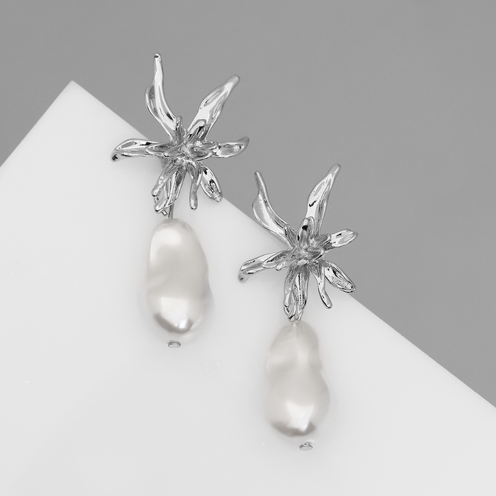 Серьги с жемчугом &laquo;Бусина&raquo; груша с цветком, цвет серебро