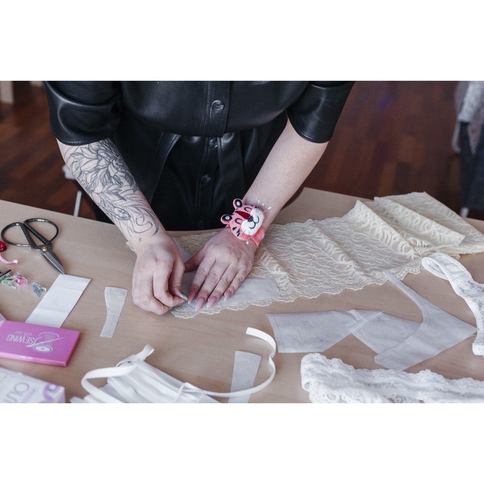 Игольница на браслете &laquo;Тигр&raquo;, 23 &times; 6,5 см, цвет розовый