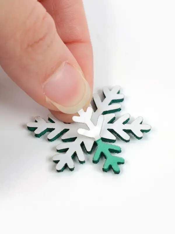 Снежинки зелёные, на клеевой основе, 3 &times; 3 см (набор 12 шт)