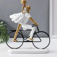 Сувенир полистоун "Парочка на велосипеде" бело-золотой 8,5х23х29 см