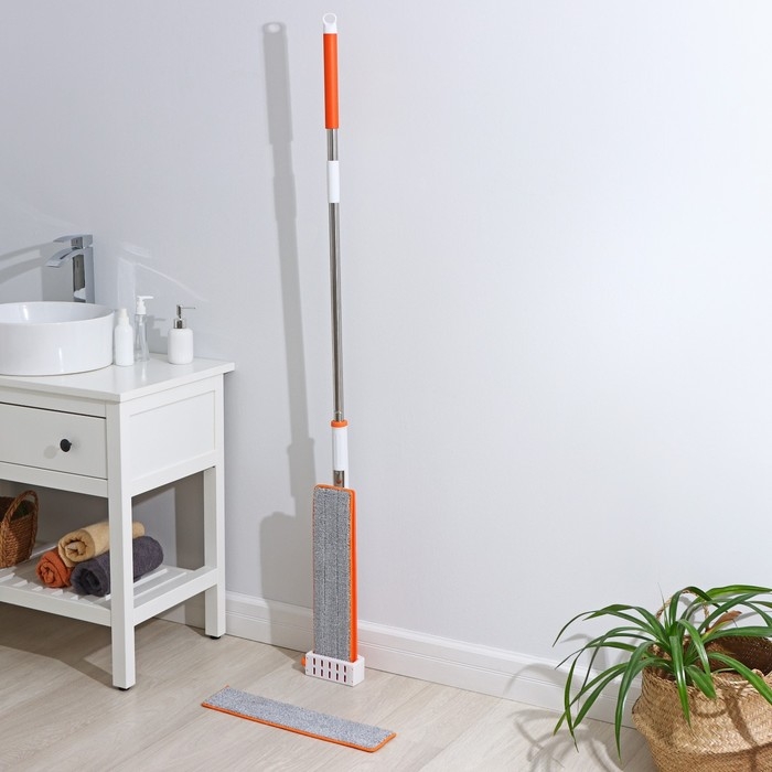 Швабра с отжимом, водосгоном и щёткой Raccoon, 2 насадки из микрофибры 50&times;11 см, стальная ручка 141 см