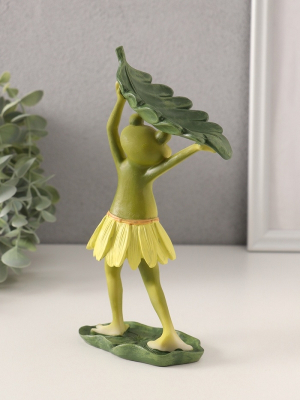 Сувенир полистоун "Лягушонок в набедренной повязке из листьев" 11х5х20 см