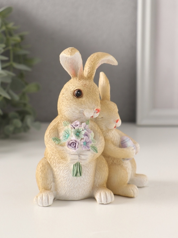 Сувенир полистоун "Зайчики с букетом незабудок и пасхальным яичком" 10,5х7х12 см