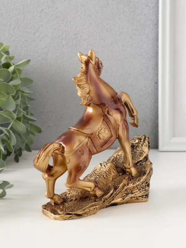 Сувенир полистоун "Рыцарский конь на скале" под бронзу 15,5х6х16 см