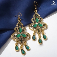 Серьги висячие со стразами &laquo;Восток&raquo; трилистник, цвет зелёный в чернёном золоте, 8 см