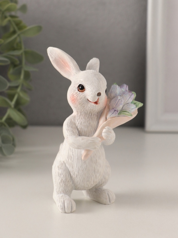 Сувенир полистоун "Белый кролик с букетом тюльпанов" 7х6х11,5 см
