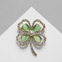 Брошь &laquo;Цветок&raquo; клевер с жемчугом, цвет бело-зелёный в золоте