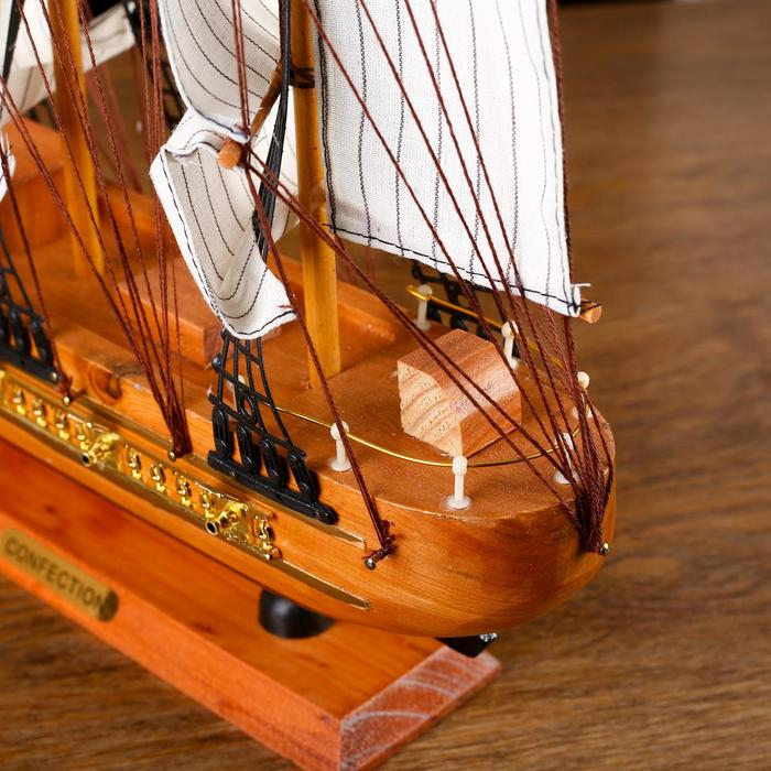 Корабль сувенирный средний &laquo;Астрильд&raquo;, борта светлое дерево, паруса бежевые, 48,5х44х8 см