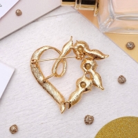 Брошь &laquo;Сердце&raquo; в ягодах, цвет белый в золоте