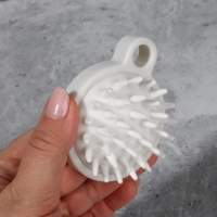 Щётка - массажёр для мытья головы, 8,5 &times; 6,8 &times; 3,6 см, цвет белый