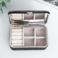 Шкатулка кожзам для украшений "Мелкие квадратики. Чёрное серебро" 6х7х12 см Шкатулка кожзам для украшений "Мелкие квадратики. Чёрное серебро" 6х7х12 см