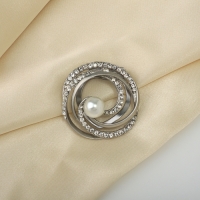 Зажим для платка &laquo;Жемчужный завиток&raquo;, цвет белый в матовом серебре