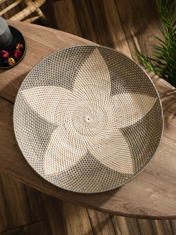 Тарелка декоративная плетеная ротанг "Цветок", 50х50х5 см, серый