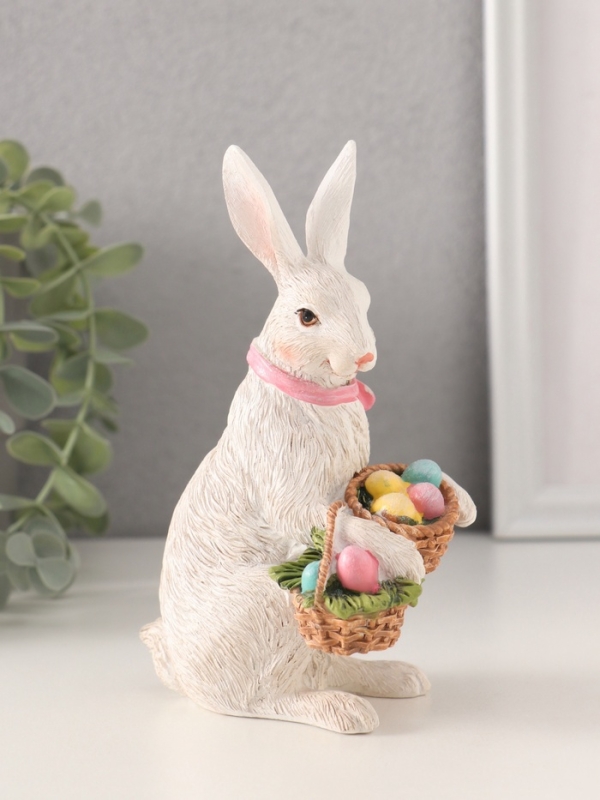 Сувенир полистоун "Пасхальный кролик с крашенными яйцами в корзинках" 9,5х6,5х15 см