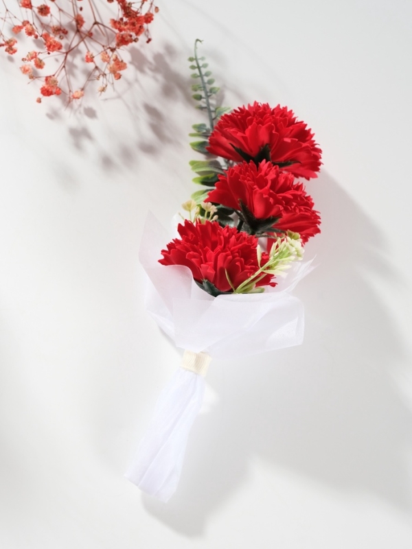 Букет из мыльных лепестков "Три гвоздики на подиуме" красный 8х8х25 см