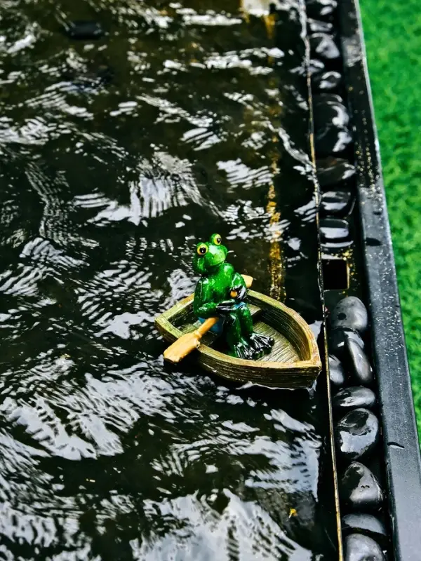 Садовая фигура 14 х 13 х 9,5 см "Лягушка в лодке" Водоплавающая