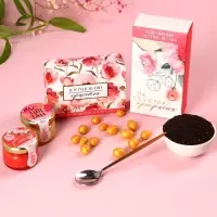 Набор &laquo;Вдохновляй красотой&raquo;: крем-мёд с клубникой и хлопком 30 г. х 2 шт., арахис в шоколадной глазури 100 г., чай чёрный с лесными ягодами 70 г., ложка