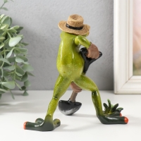 Сувенир полистоун лак "Лягушонок с лопатой, в соломенной шляпе" 10х15х15,5 см Сувенир полистоун лак "Лягушонок с лопатой, в соломенной шляпе" 10х15х15,5 см