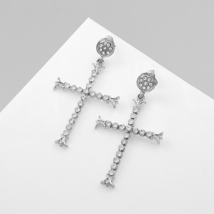 Серьги висячие со стразами &laquo;Крестики&raquo; грация, цвет белый в серебре, 6см