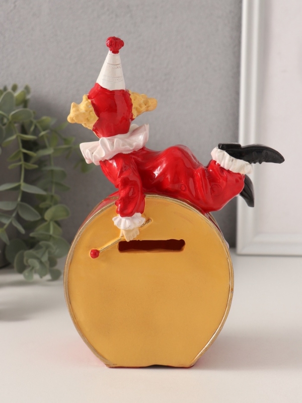 Копилка полистоун "Клоун лежит на барабане" красно-белый 13,5х7,5х20 см